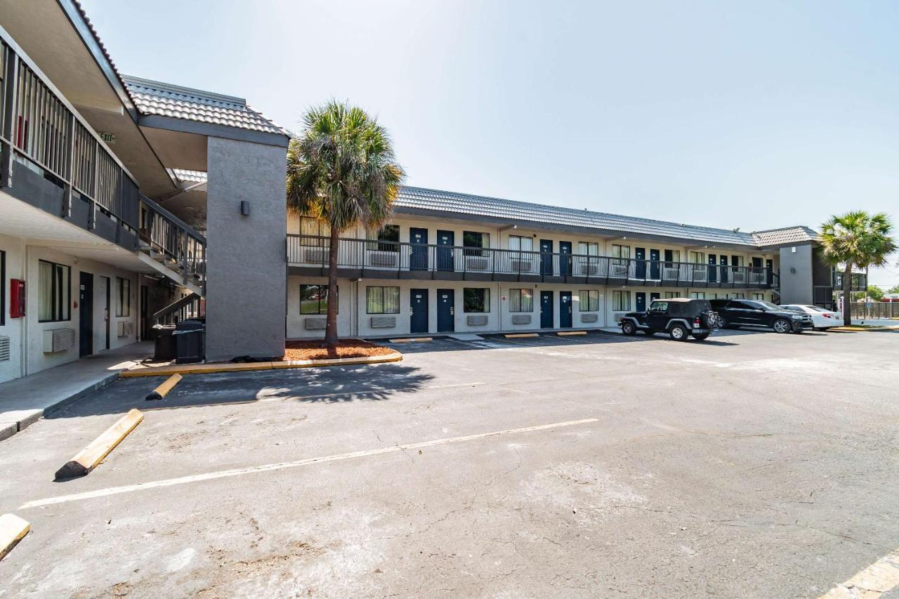 Motel 6 Tampa Near Fairgrounds - Casino Exterior foto
