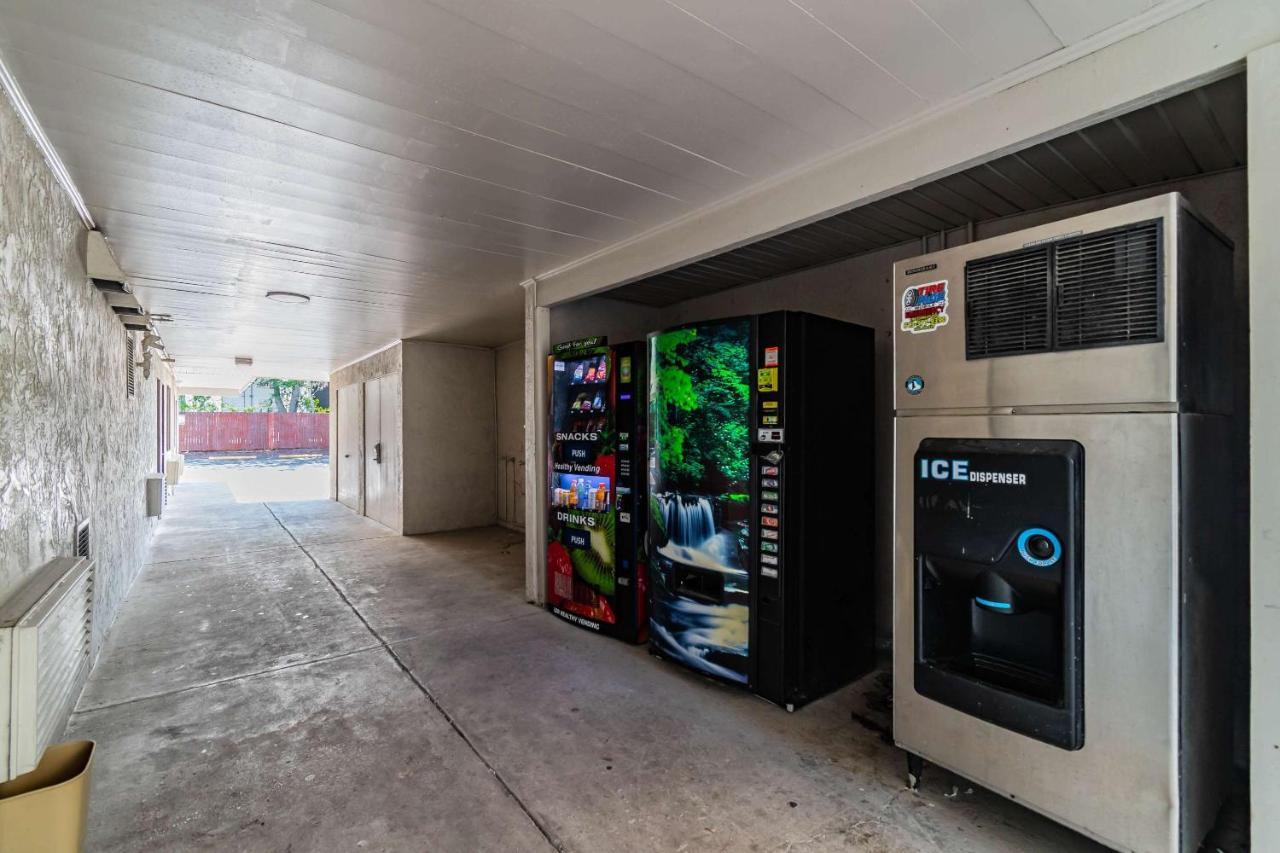 Motel 6 Tampa Near Fairgrounds - Casino Exterior foto